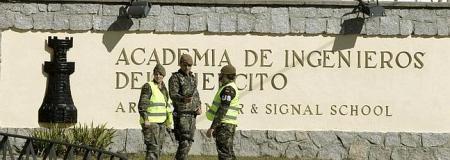 MD52. MADRID, 24/2/2011.- Exterior de la Academia de Ingenieros situada en la localidad madrileña de Hoyo de Manzanares, donde la explosión que se ha registrado hoy en el campo de tiro ha provocado la muerte de cinco militares y varios heridos. EFE/Emilio Naranjo TELETIPOS_CORREO:%%%,%%%,SUCESOS,%%%