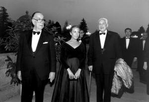 Cela, Marina Castaño y Severo Ochoa, asistiendo a la recepción que el presidente de Chile, Patricio Alwyn, ofreció en el Palacio de El Pardo con motivo de su visita a España.